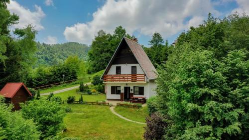 une petite maison blanche avec un toit en gambrel dans l'établissement Kuća Grič, Mrzla Vodica, à Mrzla Vodica