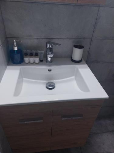 a bathroom with a white sink in a room at Vιtamin Sea apartment 8, Απολαυστική διαμονή στον Αλμυροπόταμο! in Almiropótamos