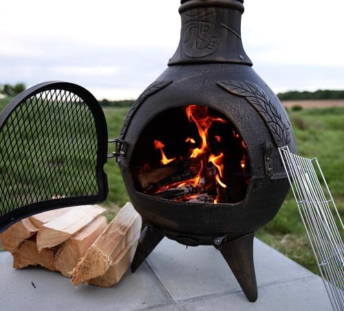 a fire oven sitting on top of a table at Luxury Retreat 30mins Taxi Ride From West London in Chessington