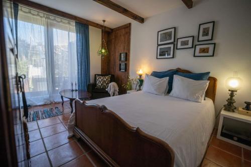 Ένα ή περισσότερα κρεβάτια σε δωμάτιο στο Beach House Babylon guest house with kitchenette and garden