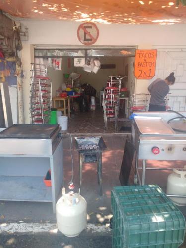 a room with a kitchen with a stove and a person at A 5 minutos GNP Hostal Foro Sol Palacio Deportes Aeropuerto A PET FRIENDLY se aceptan mascotas bajo peticion in Mexico City