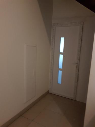 une chambre vide avec une porte et une fenêtre dans l'établissement Appartement T2 Très bon standing vue mer, à Sainte-Clotilde