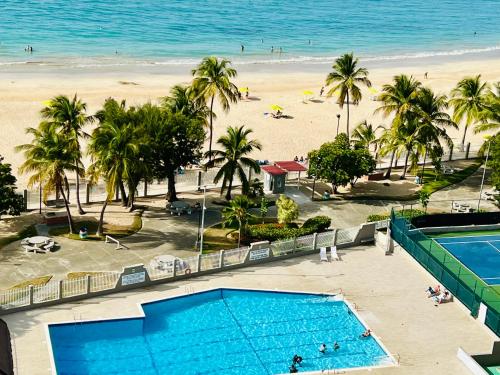 uitzicht op een strand en een zwembad bij Ocean View apt on Isla Verde in a 14th floor in San Juan