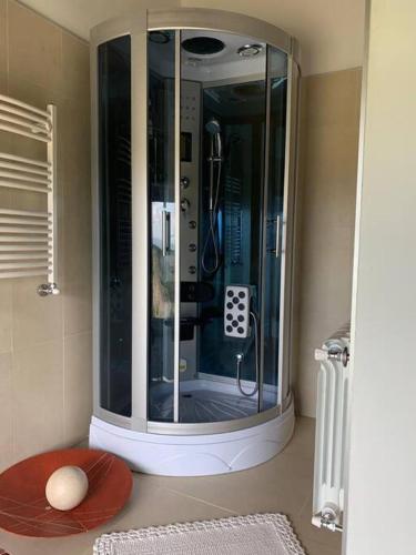 a glass shower in a bathroom with a red plate at La Cumbrecita ,Casona super Lujo . in La Cumbrecita