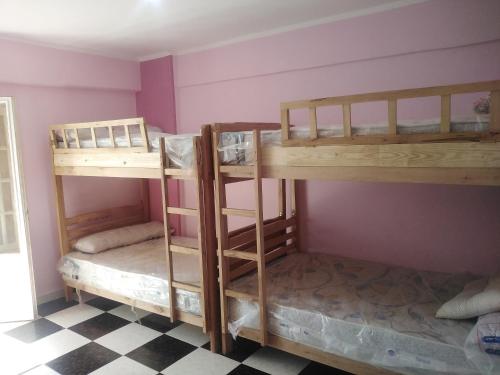 Bunk bed o mga bunk bed sa kuwarto sa شقة فندقية - برج نجمة القصر