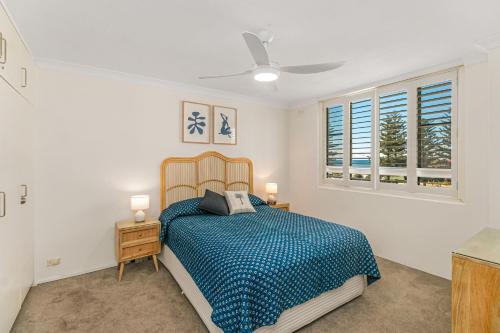- une chambre avec un lit et 2 fenêtres dans l'établissement Rainbow Pacific Unit 8, à Gold Coast