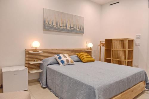 1 dormitorio con 1 cama con 2 almohadas en A' Treglia B&B en Santa Maria di Castellabate