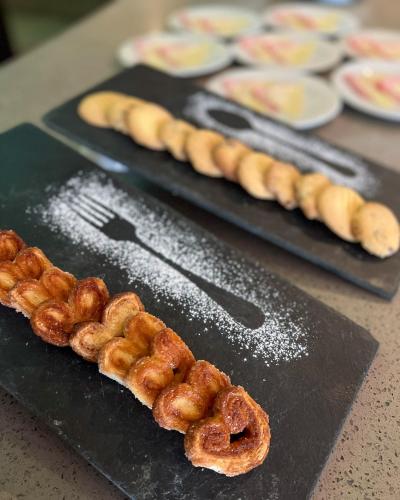 um monte de pretzels em cima de uma mesa em Sol de Oro Hotel & Suites em Lima