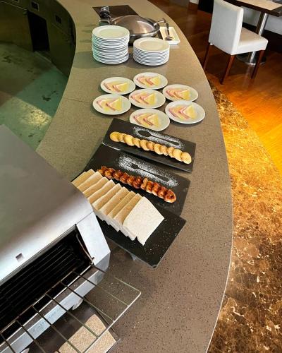 uma mesa com um monte de comida nela em Sol de Oro Hotel & Suites em Lima