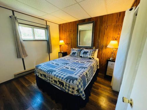Una cama o camas en una habitación de Riverfront Lodging