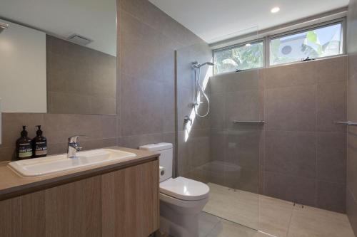 uma casa de banho com um WC, um lavatório e um chuveiro em Coolum Beach Holiday House em Coolum Beach