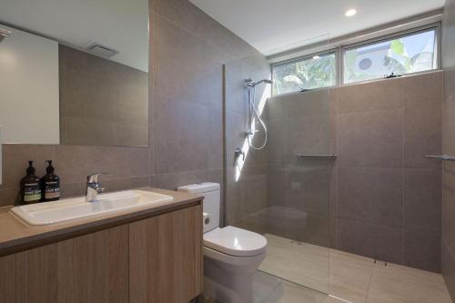 Un baño con inodoro, lavabo y ducha. en Coolum Beach Holiday House, en Coolum Beach