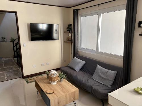sala de estar con sofá y ventana en Fully equipped and furnished apartment and office, 