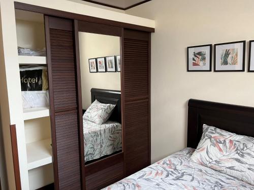 1 dormitorio con un gran armario de madera junto a una cama en Fully equipped and furnished apartment and office, 