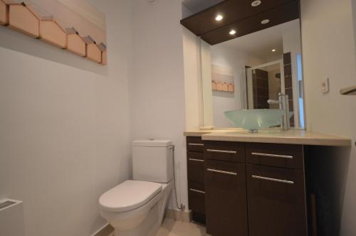 une salle de bain avec toilettes et lavabo dans l'établissement Cannes center - very practical - all comfort, à Cannes