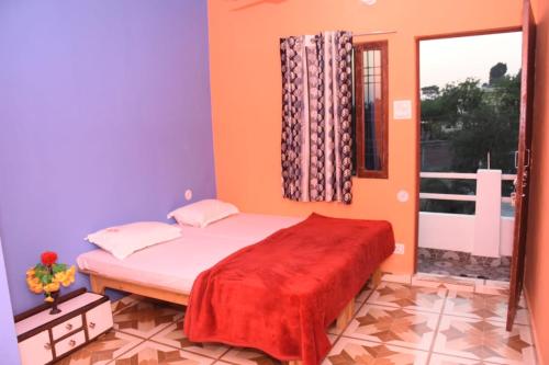 1 dormitorio con cama y ventana en SHREE HOME STAY en Dwārāhāt