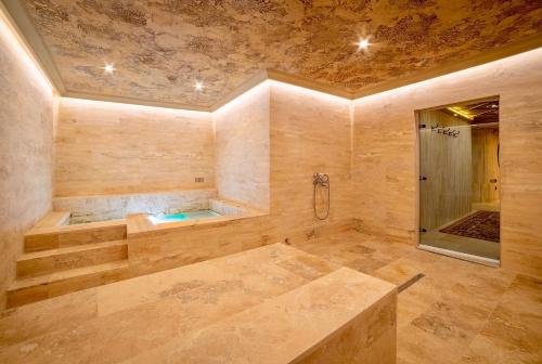 y baño grande con bañera y ducha. en Bey House Royal Hotel en Veliko Tŭrnovo