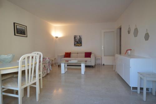 Cannes studio ideal for congresses or holidays