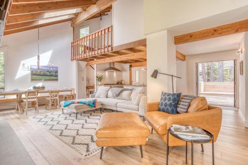Ruang duduk di Spring Home 42 - Meredith Lodging