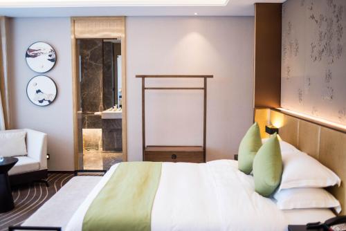 Katil atau katil-katil dalam bilik di Leshan Ramada Hotel