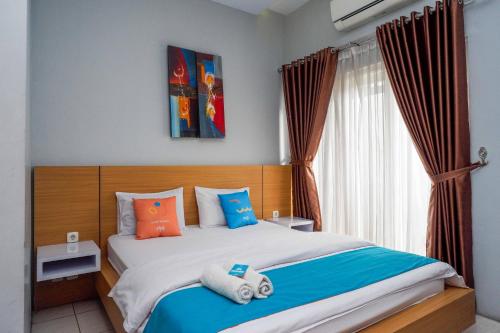 Katil atau katil-katil dalam bilik di Sans Hotel Absari Yogyakarta