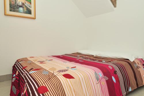 Postel nebo postele na pokoji v ubytování COZY APARTMENT NEAR RIALTO BRIDGE/ ST.MARK SQUARE