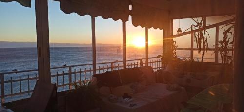 a room with a view of the ocean at sunset at SUNSET ROOM AT FRONT BEACH - HABITACION EN LA PLAYA en Piso compartido in Tavernes de Valldigna