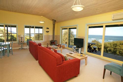 TV a/nebo společenská místnost v ubytování Bennetts Beach House