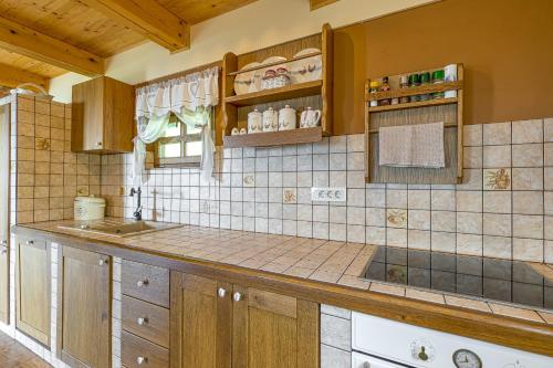 Kuchyň nebo kuchyňský kout v ubytování Old House Knezovo With Lovely View - Happy Rentals