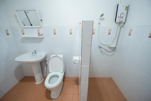 a bathroom with a toilet and a sink at Panya Garden Resort in Ban Huai Na (1)