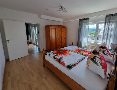 Un dormitorio con una cama con flores. en Ferienwohnung Fuchs, en Kadenbach