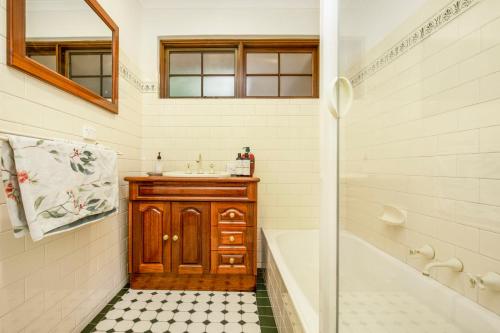 Koupelna v ubytování Redgum-Retreat, 4Bdrm Sleeps 8 Wildlife