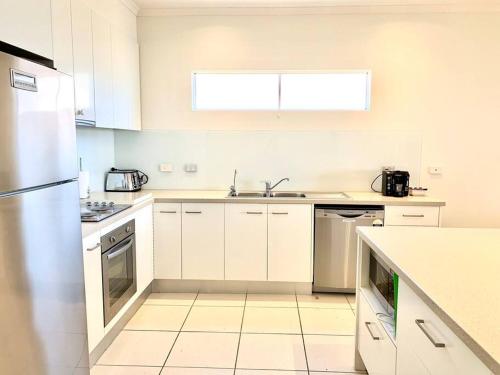 Una cocina o cocineta en Sunset Ocean Views Esplanade 5 BR Sleeps 10