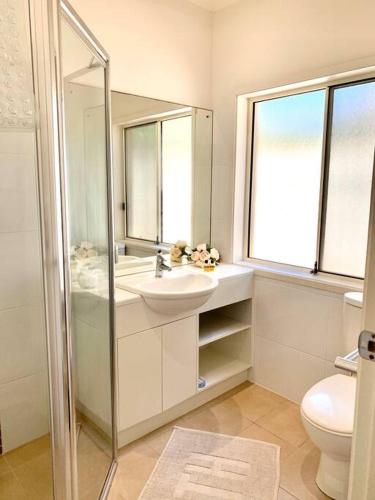 Un baño de Sunset Ocean Views Esplanade 5 BR Sleeps 10