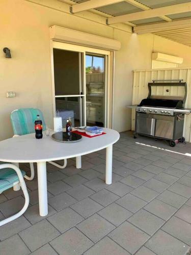 Una cocina o cocineta en Sunset Ocean Views Esplanade 5 BR Sleeps 10