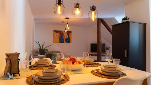 City Apartment Wertheim في فيرتهايم: طاولة عليها صحون واوعية فاكهة