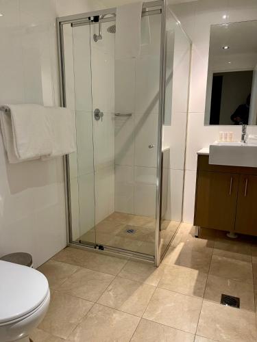 Un baño de APX World Square
