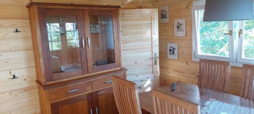 WarstiensにあるSleat - Camping Buorren1の木造のキャビン(テーブル、椅子付)