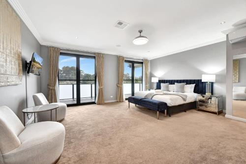ein großes Schlafzimmer mit einem Bett und einem Sofa in der Unterkunft HOT HOT Spoil someone special at this luxe Hunter Valley Estate - stunning luxury in super central location in Nulkaba