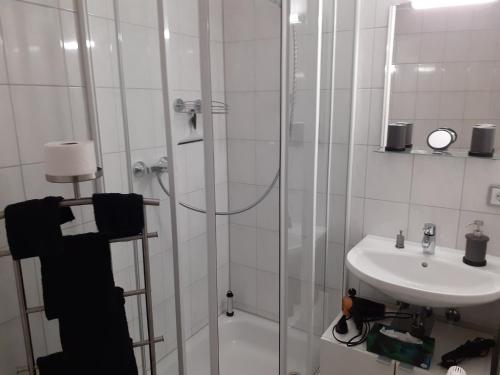 uma casa de banho com um chuveiro e um lavatório. em Stadt nahes Zimmer im Zentrum von Unna em Unna