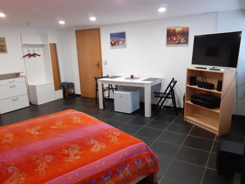 um quarto com uma cama, uma secretária e uma televisão em Stadt nahes Zimmer im Zentrum von Unna em Unna