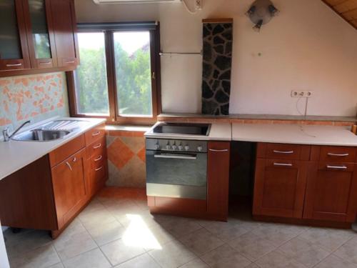 uma cozinha com um fogão e um lavatório em Tulipán ház em Szentendre