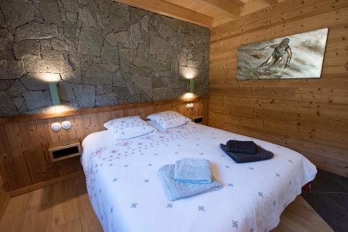 Llit o llits en una habitació de TOUT NEUF - Chalet Paul avec sauna