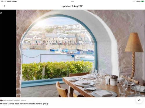 un tavolo con vista sul porto da una finestra di Bosloe a Helston