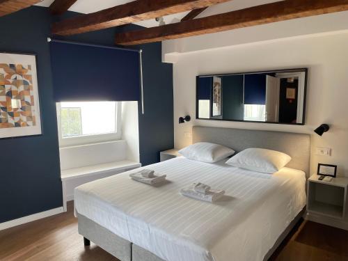sypialnia z dużym białym łóżkiem i oknem w obiekcie Tre Re Inn w mieście Rijeka