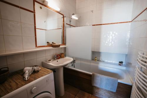 een badkamer met een wastafel, een toilet en een bad bij Provence Now in Cabrières-dʼAvignon