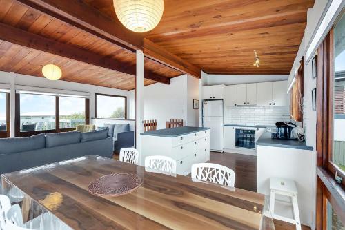 A kitchen or kitchenette at 17 Dulling Street - Beach House
