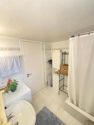 łazienka z prysznicem i umywalką w obiekcie Mata's Spacious Apartment w mieście Astros