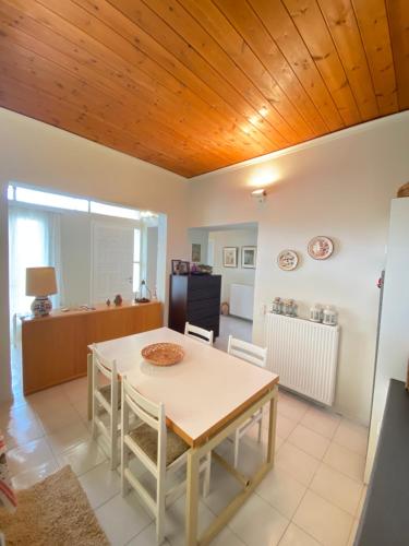 Μια τηλεόραση ή/και κέντρο ψυχαγωγίας στο Mata's Spacious Apartment