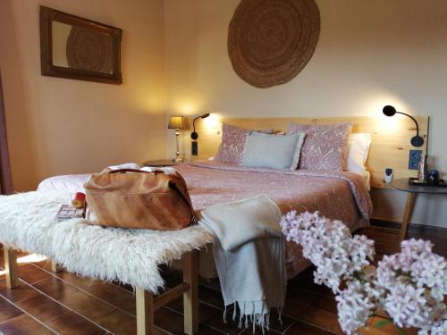 un dormitorio con una cama con un bolso en La Masia Costa Brava, en Garrigás